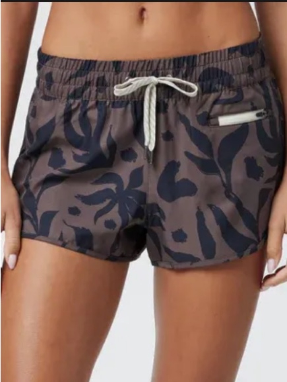 Vuori Women's Clementine Short 2.0 Chocolate Contigo 2.5”